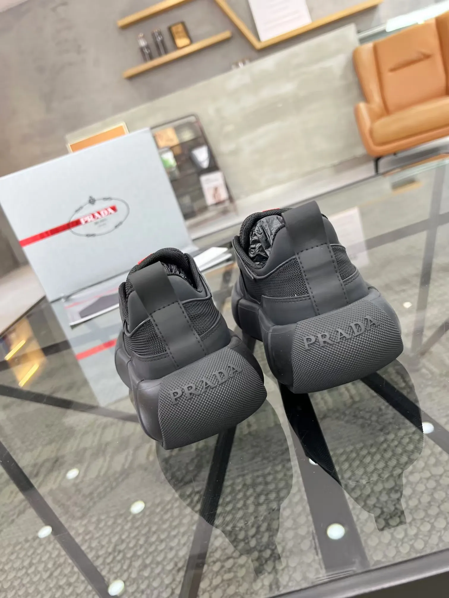 P500 Yuan 38-45 Prada Prada’s new men’s genuine leather sports shoes, the highest version on the market, any comparison is welcome🆚! The original leather has excellent texture and is super high-end! Fetal sheep net lining imported from Italy, removable pad! Luxurious materials and fine workmanship, highly recommended!